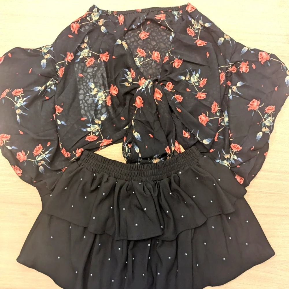 ๐ Couture ๐ black floral blouse and black ruffled mini skirt set - Picture 15 of 16
